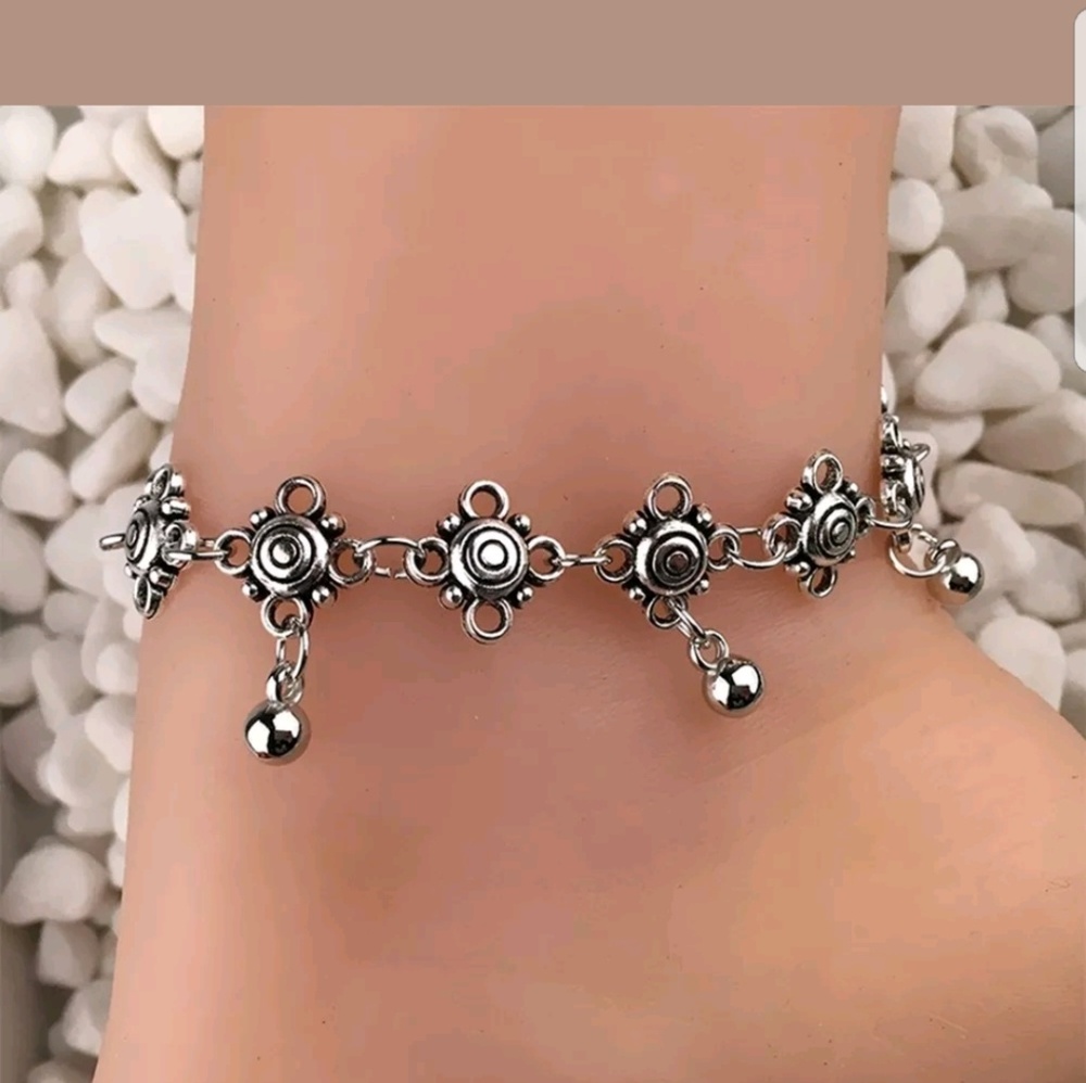 Flower Silver toned Anklet